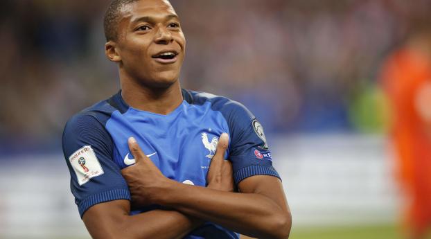 Killian Mbappe bras croise