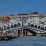 Stunning view of the Rialto Bridge spanning the Grand Canal in Venice, Italy.