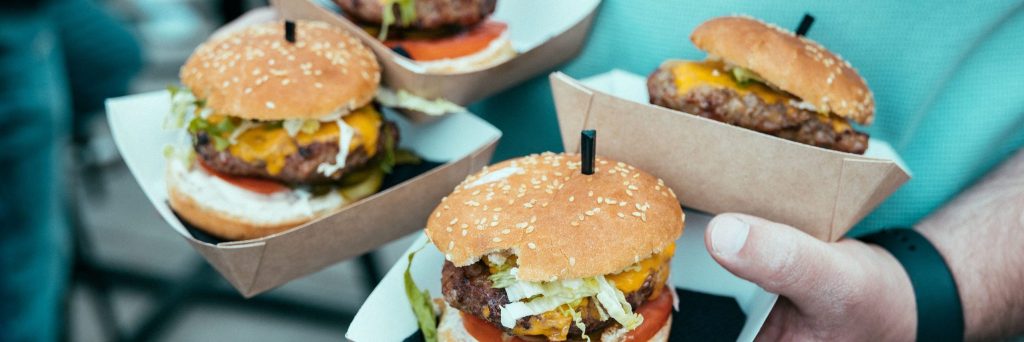 Burgers servis sur des plateaux
