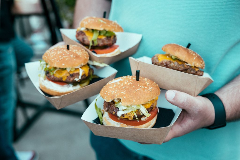 Burgers servis sur des plateaux