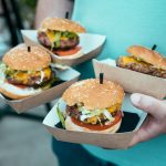 Burgers servis sur des plateaux